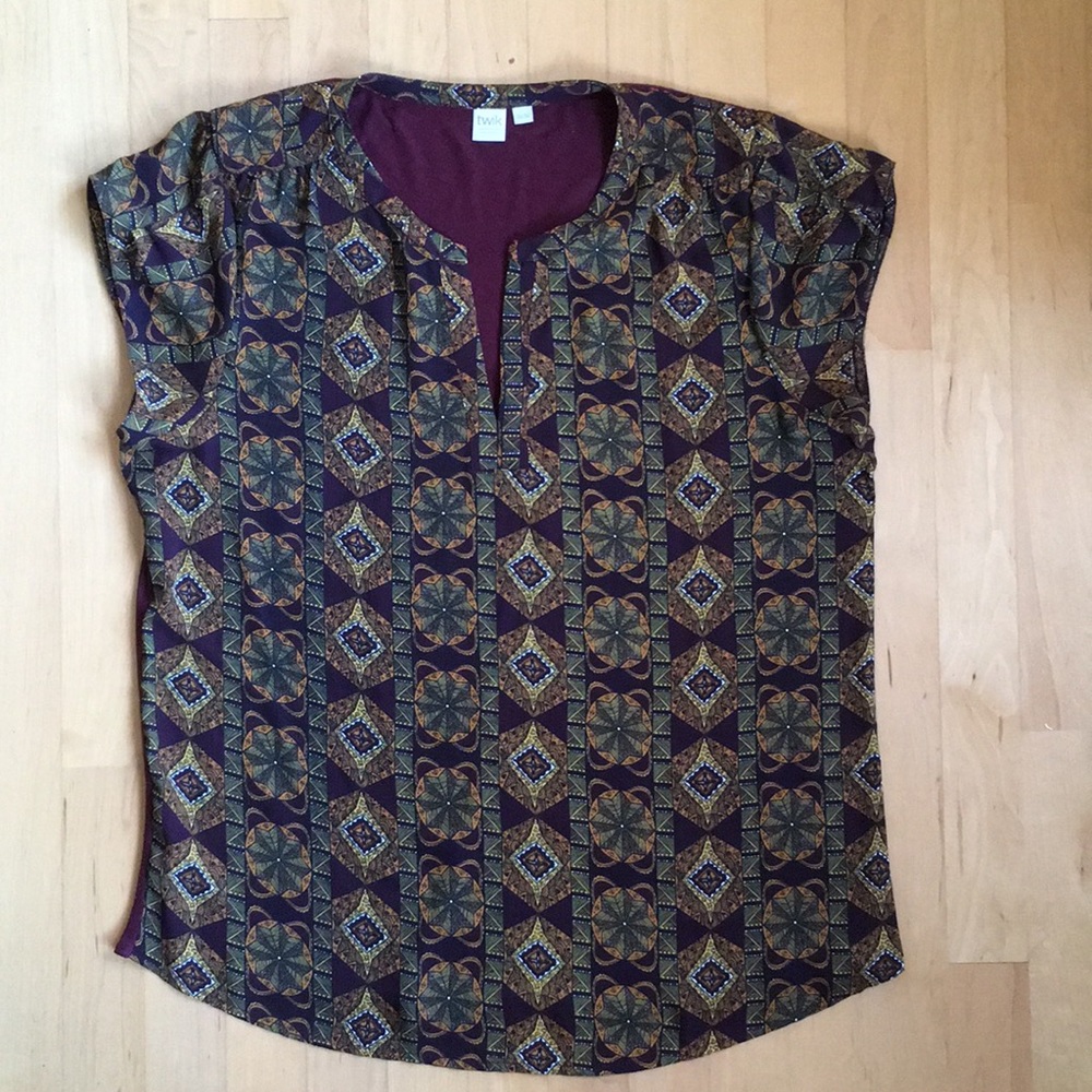 3/$20 Twik Split-neck top Simon’s, sz XL